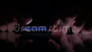 男子在黑暗中浏览智能手机网页